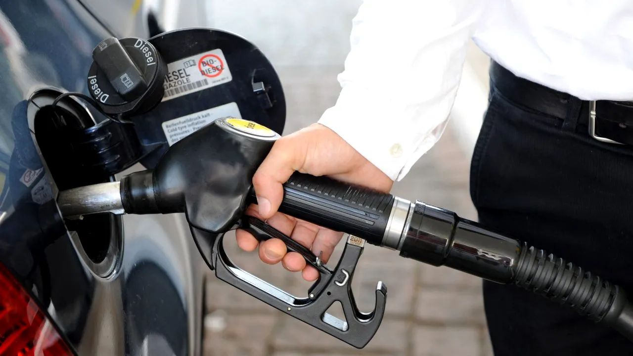 Prețuri record la pompă. Un litru de benzină premium costă peste 8 lei