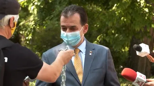 „Ceaușescu” i-a oferit un lanț metalic lui Orban. „Ferecați ușile!”. Reacția liderului PNL - VIDEO