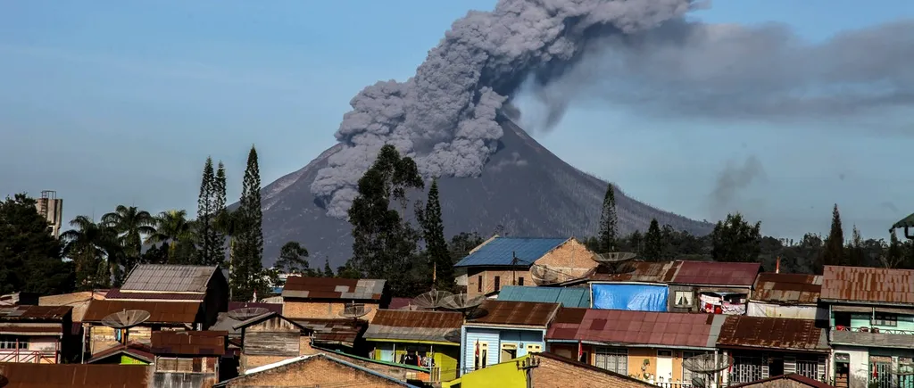 Alertă în Indonezia: Vulcanul Lewotolo a început să erupă. Aeroportul local, închis (VIDEO)