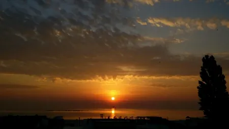 Ce s-a întâmplat cu hotelul din Mamaia în care inspectorii OPC au descoperit, printre altele, saltele vechi, pline de pete cu un puternic miros de mucegai. VIDEO