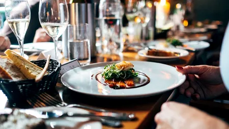 Pandemia „umflă” nota de plată la restaurant. Clienții ar putea fi nevoiți să plătească testul COVID făcut la intrare