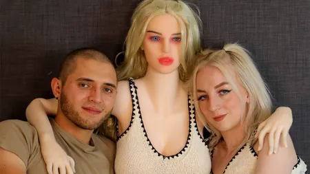 Câți bani a cheltuit tânăra din imagine pentru a arăta EXACT ca păpușa gonflabilă a iubitului ei