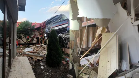 Un TIR a intrat în 2 gospodării din Vaslui. Una dintre case a fost făcută praf