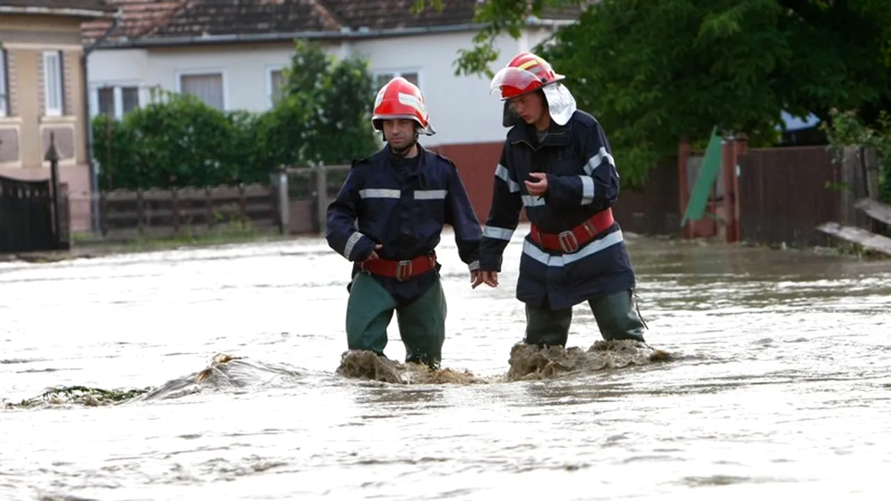 COD PORTOCALIU DE INUNDAȚII. Hidrologii au prelungit avertizarea. Zeci de case și sute de hectare inundate. Apele Române: mai multe râuri, peste cotele de pericol