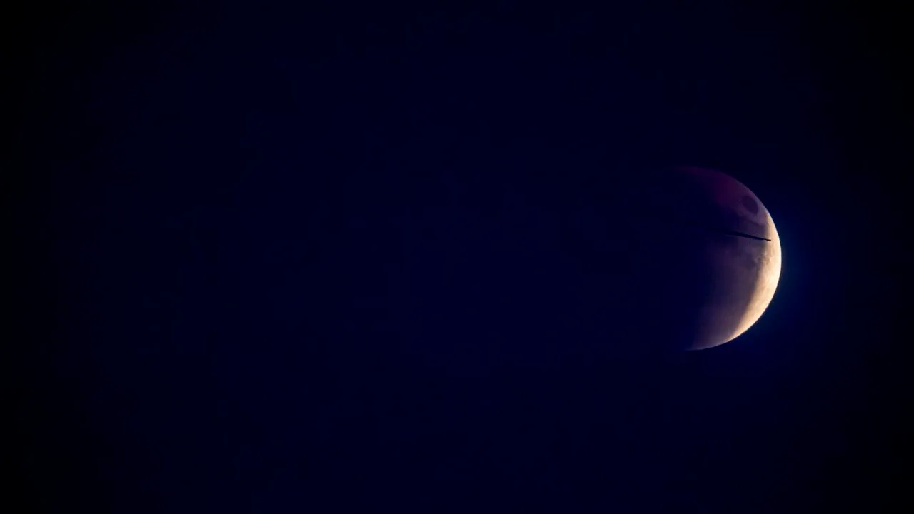 Imagini spectaculoase cu „Luna Sângerie”, în noaptea de 7 spre 8 septembrie 2025. Cum se vede din România