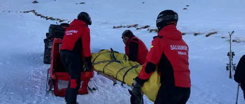 Misiune periculoasă în munți. Salvamontiștii merg pe jos 9 ore pentru a recupera trupul unui turist mort. Elicopterul nu a putut ajunge