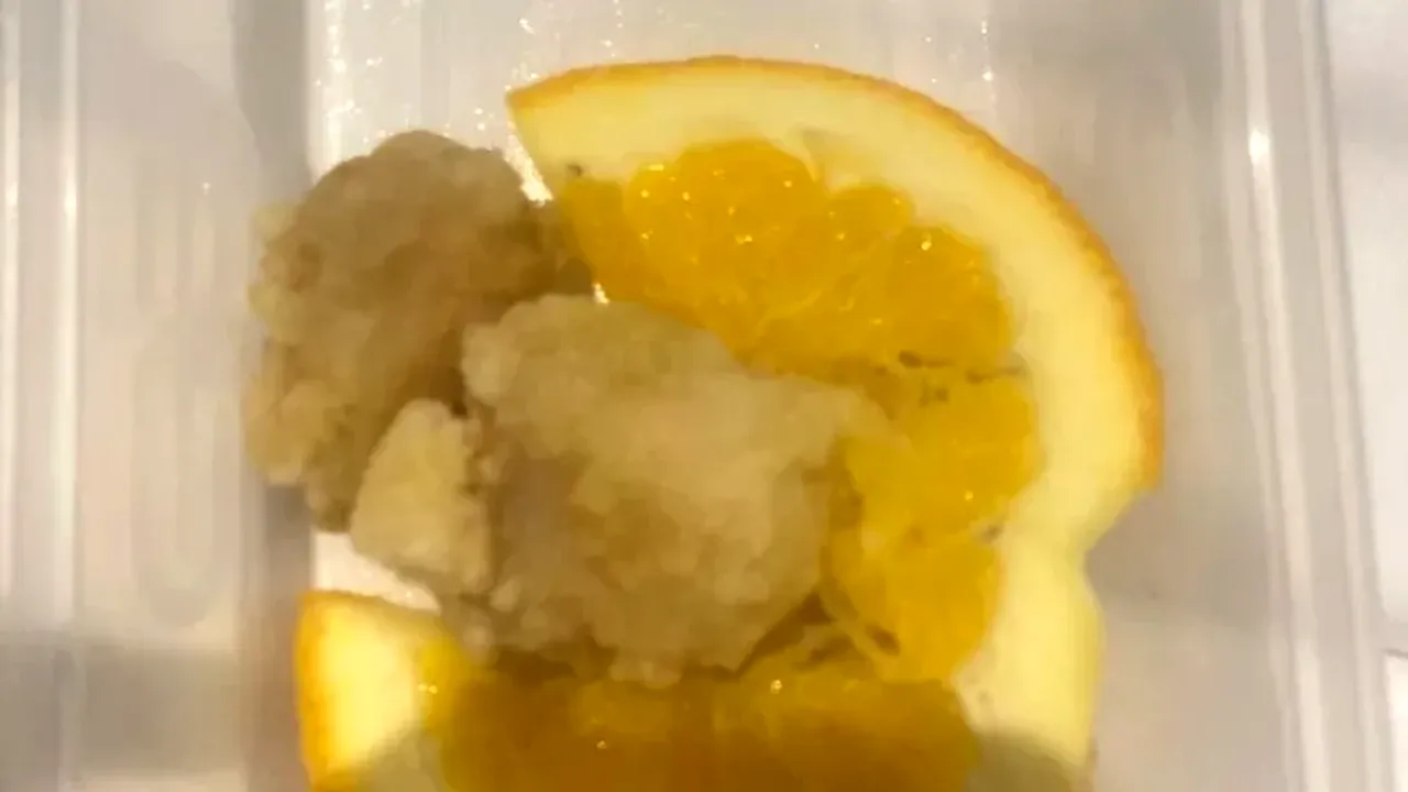 O femeie a comandat online SOMON cu portocale. Ce a primit, în schimb