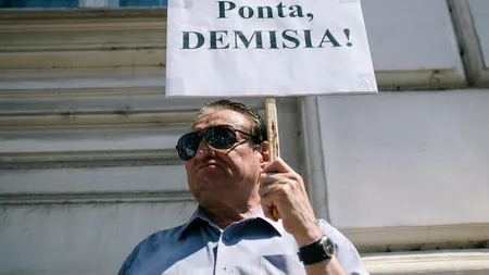 Mitingul PNL din Parcul Izvor a început, în ploaie, cu discursuri ale unor lideri liberali