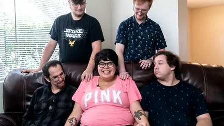 O femeie însărcinată își va crește fetița cu toți cei patru iubiți ai săi: Avem o relație poliamoroasă și îi iubesc pe toți