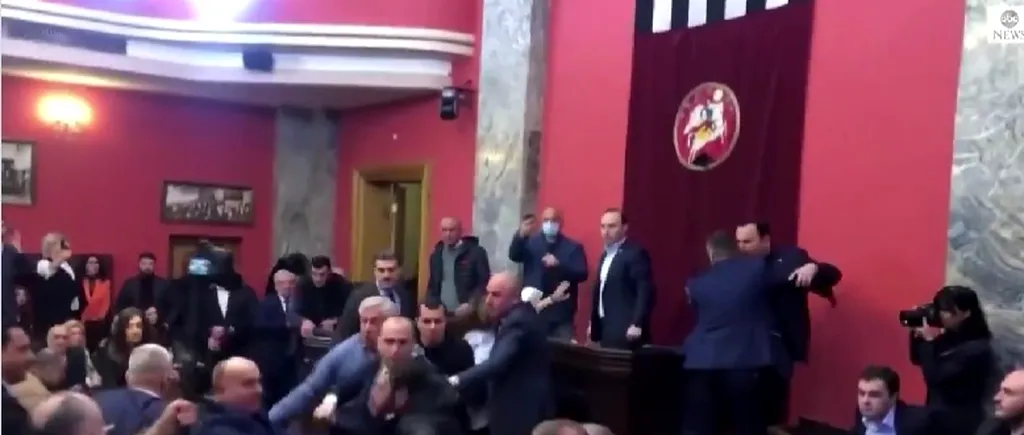 VIDEO | Parlamentarii din Georgia s-au luat la BĂTAIE, în timpul unor dezbateri. De la ce a plecat scandalul