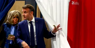 <span style='background-color: #2c4082; color: #fff; ' class='highlight text-uppercase'>VIDEO</span> Emmanuel MACRON a votat în scrutinul europarlamentar /Coaliția pro-prezidențială din Franța este surclasată în intențiile de vot