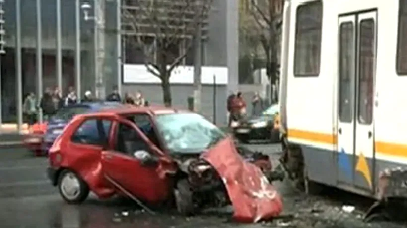 Un rănit grav, după ce un autoturism a intrat într-un tramvai în Piața Victoriei