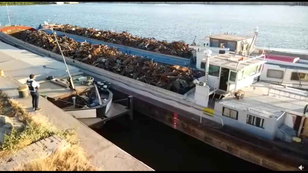 Peste o mie de tone de deşeuri transportate ilegal, oprite în portul Murfatlar