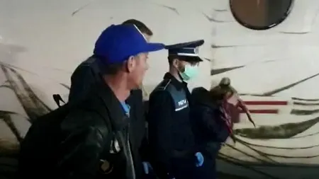 IMAGINI EXCLUSIVE! Cum au fost escortați trei români care se întorseseră din Franța până în București pe tren de polițiști - VIDEO