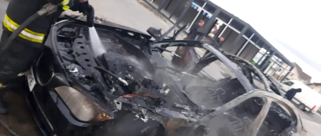 Incident în județul Sibiu. O mașină s-a făcut scrum după ce a luat foc în timp ce staționa