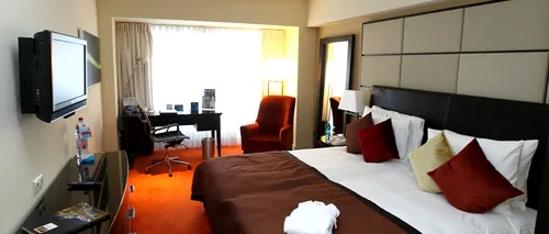 Ce uită turiștii în camera de hotel: de la jucării sexuale la 150.000 de euro și un papagal