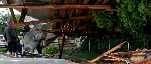VIDEO | Acoperișuri smulse de vânt, copaci căzuți pe mașini și străzi inundate la Craiova. O furtună a făcut haos în Bănie