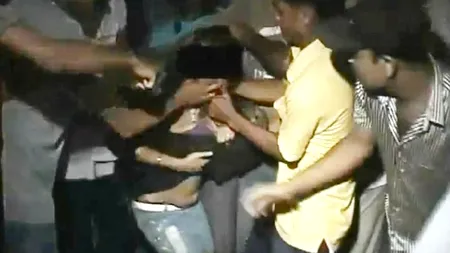Bătută, dezbrăcată și arsă cu țigara de 13 de bărbați, în văzul lumii - VIDEO