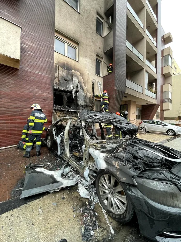 VIDEO - Incendiu puternic într-un cartier exclusivist al Capitalei. O mașină a luat foc, iar flăcările s-au extins și la blocul lângă care era parcată / Șapte persoane au fost evacuateVIDEO - Incendiu puternic într-un cartier exclusivist al Capitalei. O mașină a luat foc, iar flăcările s-au extins și la blocul lângă care era parcată / Șapte persoane au fost evacuate