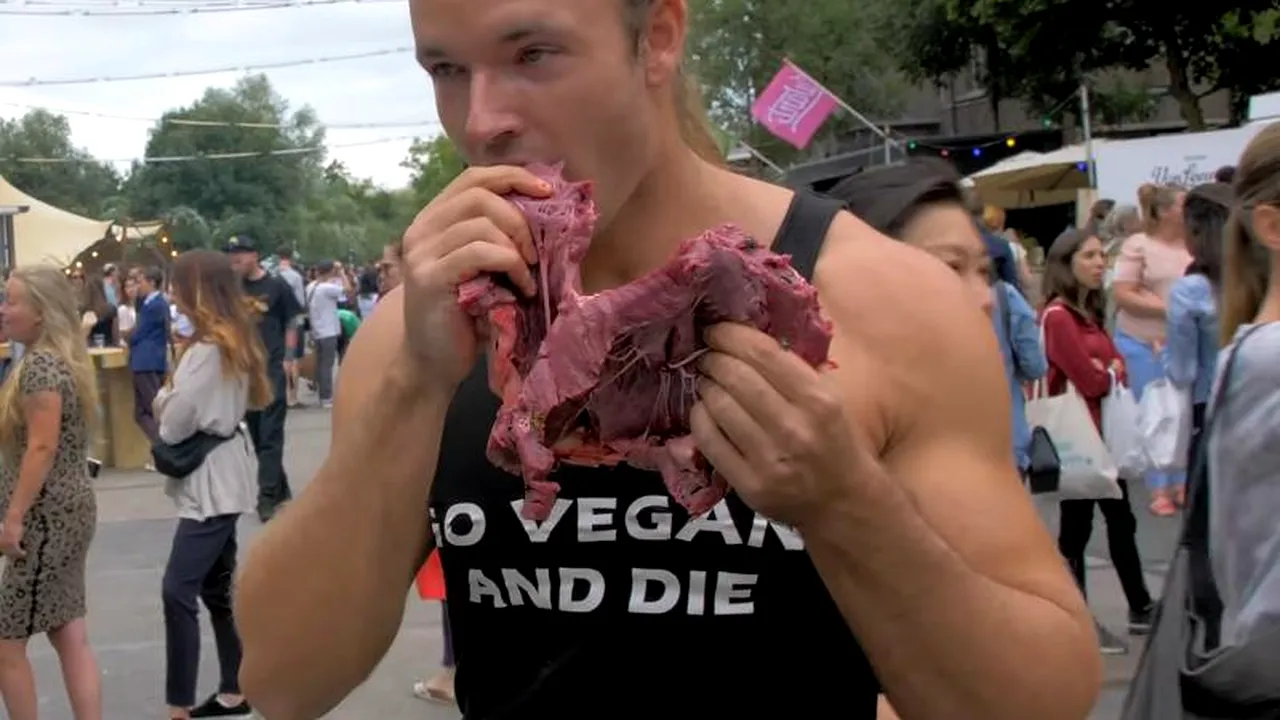 Un individ a mestecat o bucată de CARNE CRUDĂ în fața celor prezenți la un festival pentru vegetarieni