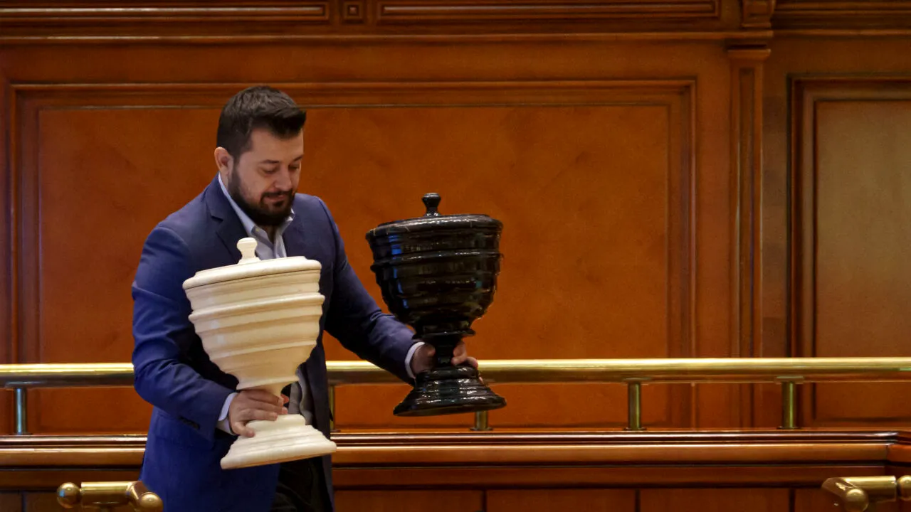 După ce au încercat să corupă parlamentari PSD şi AUR să-l susțină pe Bolojan, membrii USR îi dau în primire: Mărgele în urne în loc de bile