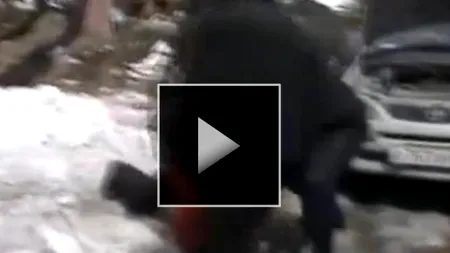 Ce se întâmplă când un polițist din Rusia este atacat de un bărbat 