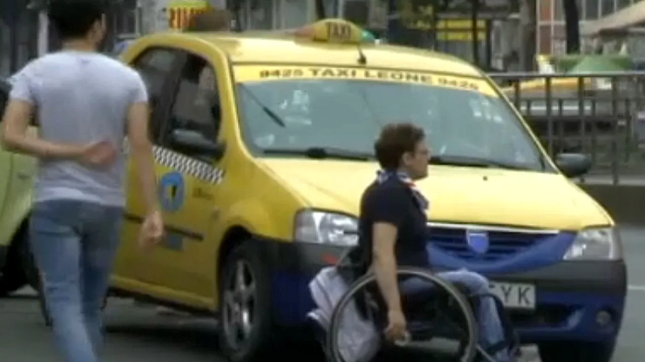 O femeie în scaun cu rotile, scuipată de taximetristul care a refuzat să o ia în mașină