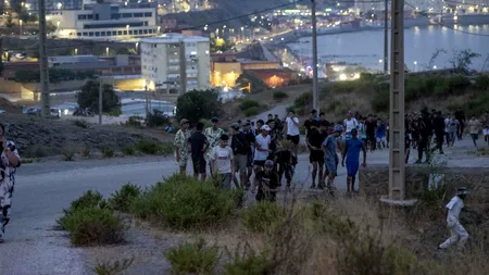 Criză majoră în Ceuta. Mii de marocani contină să treacă granița sub ochii Armatei. Franța decide să întărească controlul la frontiera cu Spania
