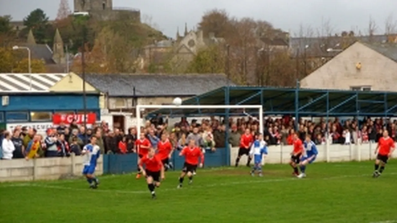 Un jucător de fotbal din Anglia a fost dat afară instantaneu când a fost surprins făcând ASTA pe banca de rezerve