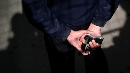 Românii cu arme neletale: 1.000 reprezintă pericol social, peste 500 sunt învinuiți sau inculpați în cauze penale pentru fapte săvârșite cu intenție. Măsurile luate de poliție