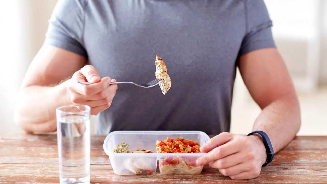 Încălzești mâncarea direct în caserole? La ce pericol te poți expune și ce avertizează medicii: „Efectele nu sunt vizibile pe moment”