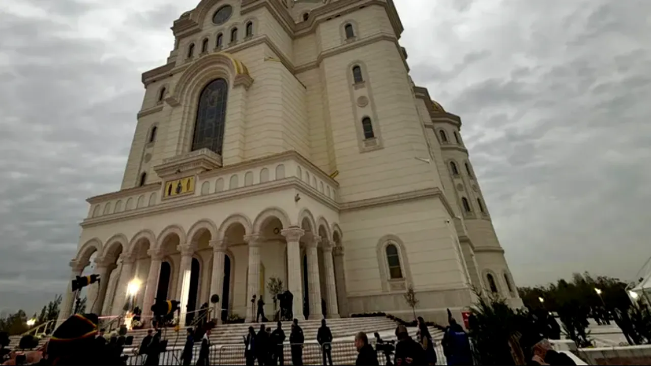 Opt ore se așteaptă pentru a vizita Catedrala Națională. Recomandarea autorităților