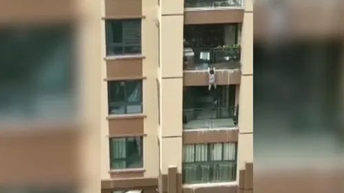 Un băiețel de trei ani, care a căzut de la etajul șase al blocului în care locuia, a scăpat cu viață datorită vecinilor. Metoda salvatoare a șase chinezi - VIDEO
