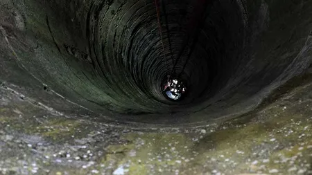 O dată la nouă vieți. Un bărbat din Dolj a căzut într-un puț de 30 de metri. Pompierii l-au recuperat ca nou!