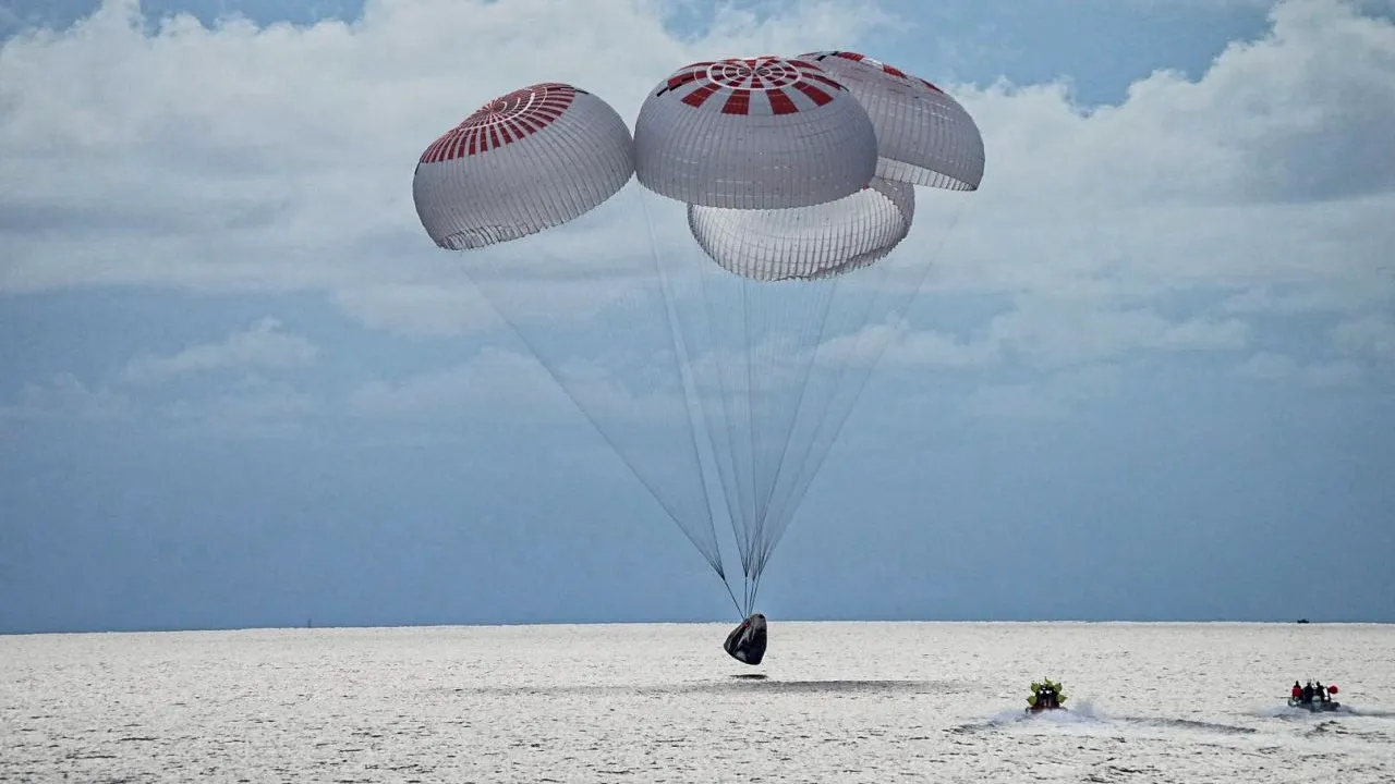 Primul echipaj format exclusiv din astronauți civili a revenit în siguranță pe Pământ. Cine sunt cei patru turiști ai capsulei SpaceX