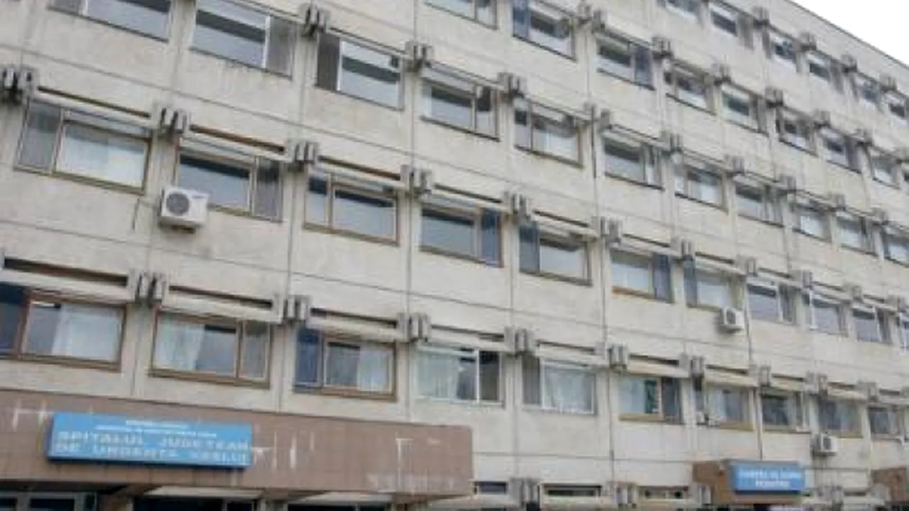 Un copil de doi ani din Vaslui, la spital după ce ar fi fost bătut de tată. Ce fac polițiștii în acest caz
