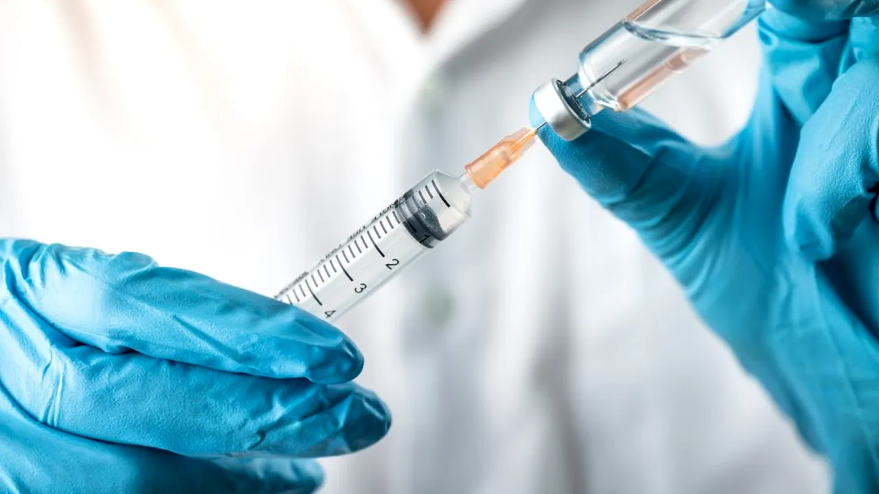 Medicul de la Rădăuți, amendat de DSP pentru că a vaccinat persoane neprogramate: „Aseară, după ce am luat amenda, am aruncat vaccinul”