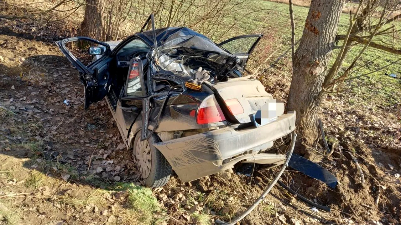 Imagini șocante în Sibiu! Cum arată un BMW după ce șoferul a pierdut controlul mașinii și s-a izbit de un copac! GALERIE FOTO