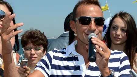 Mazăre a inaugurat pasarela din Mamaia. Primarul a venit cu o șalupă, însoțit de mai multe tinere