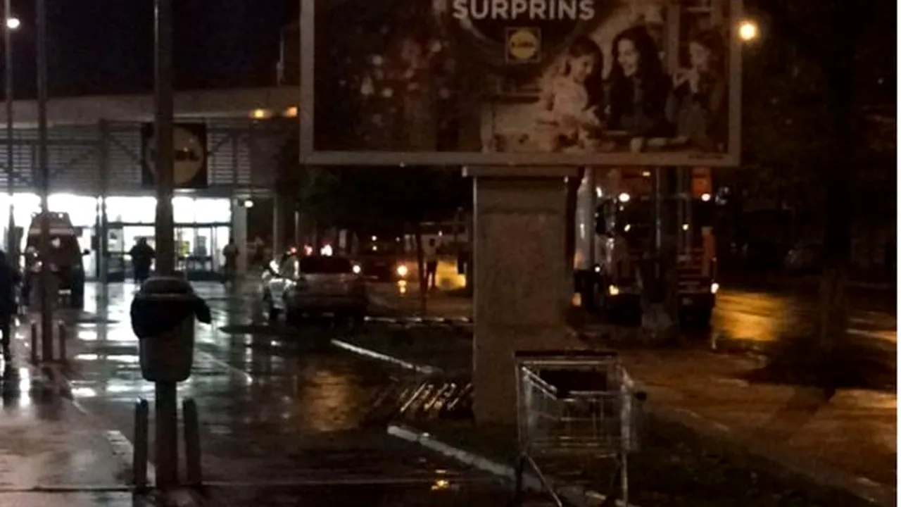 Un TIR a acroșat o țeavă de gaze și a creat panică printre clienții și angajații unui supermarket Lidl din Ploiești