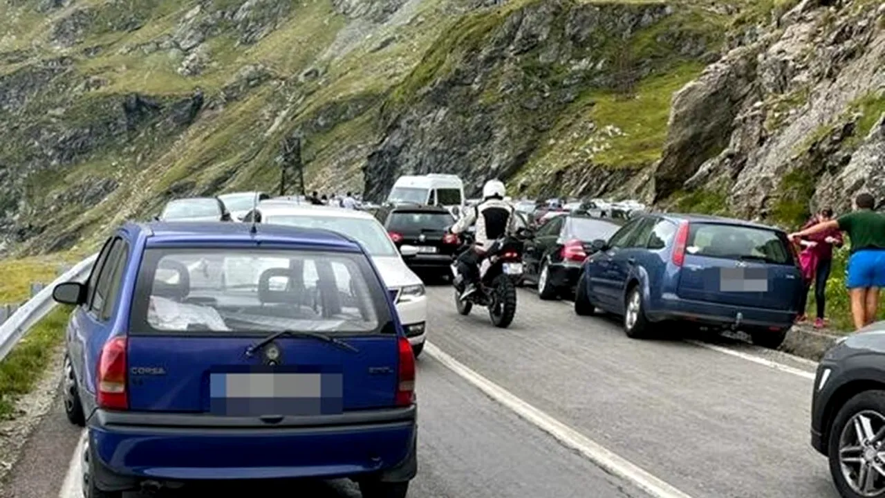 FOTO. Trafic de coșmar pe Transfăgărăşan. Turiştii au parcat pe carosabil şi au blocat drumul. Poliția anunță amenzi într-un mesaj ironic: „Pentru responsabilitate și decență veți fi premiați!”