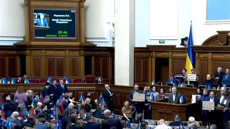 Începutul sfârșitului pentru Volodimir Zelenski? Petro Poroșenko și membrii opoziției au blocat tribuna Parlamentului, solicitând demisia Guvernului