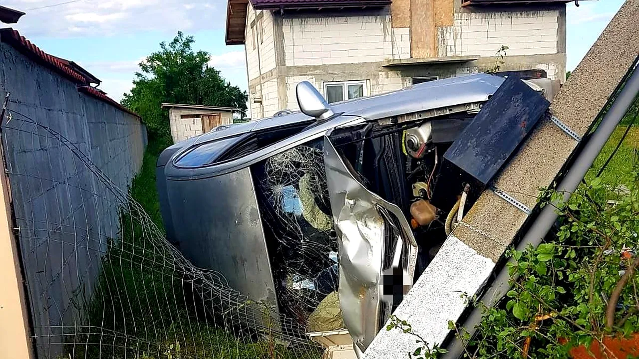 Accident teribil în Giurgiu. O mașină cu șase pasageri s-a izbit de un stâlp de electricitate (Galerie FOTO)