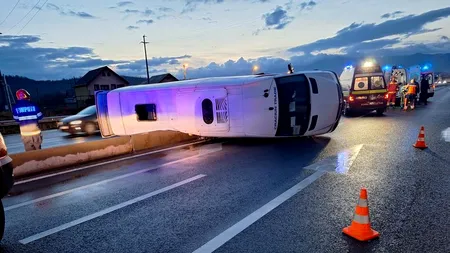 Accident în localitatea Veștem între un autoturism și au autobuz. 12 persoane implicate. A fost activat Planul Roșu de intervenție