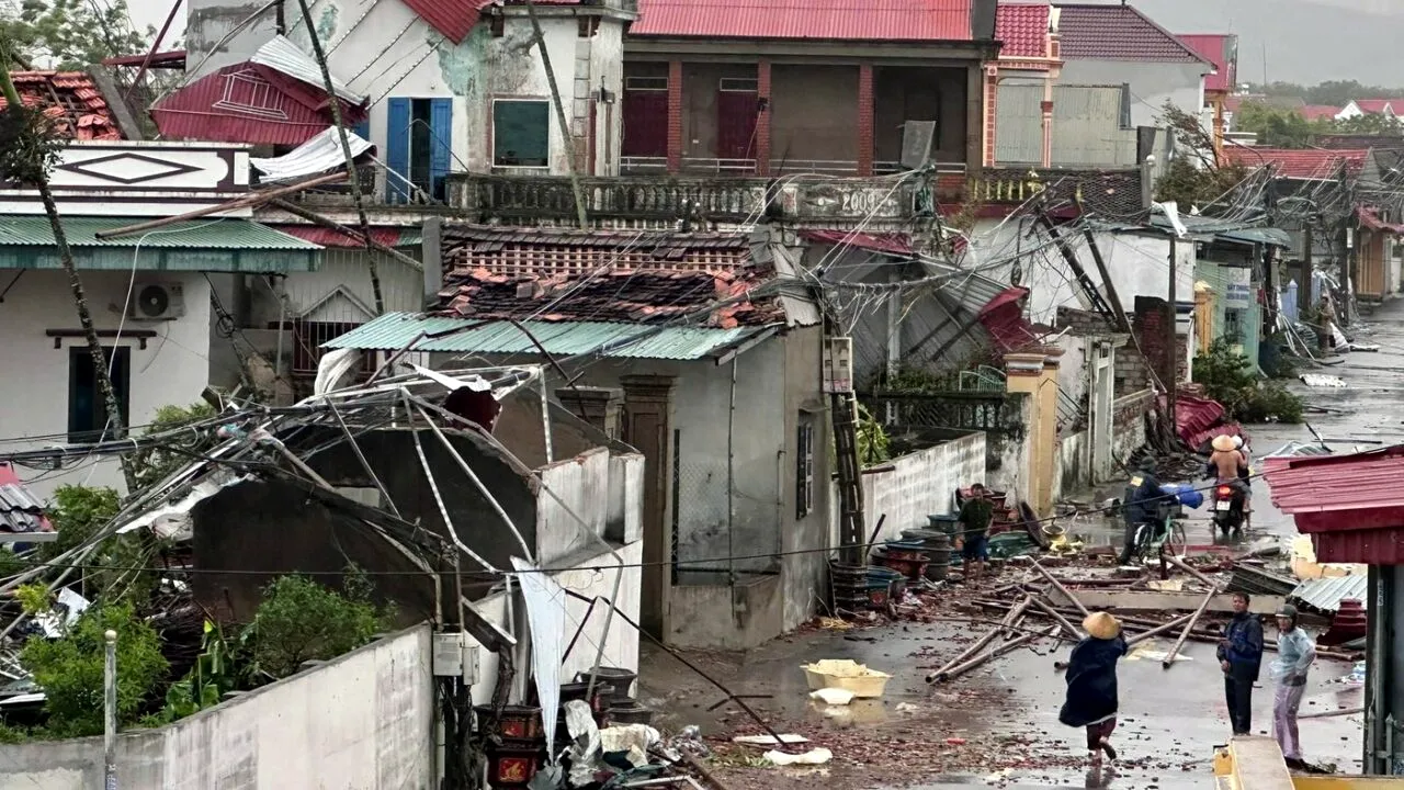 Vietnamul a fost lovit de taifunul Bualoi. Cel puțin opt persoane au murit și 12 sunt date dispărute