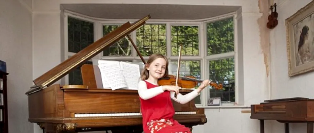 VIDEO. Ea este considerată micuța Mozart. La 7 ani, a compus prima sonată, cântă la pian și la vioară