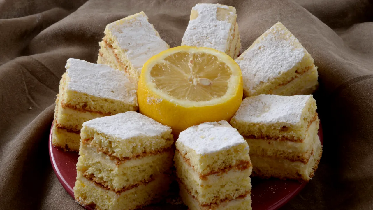 Cum se prepară prăjitura Albă ca zăpada. Rețeta tradițională a desertului pregătit de mame și bunici, în copilărie