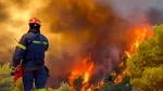 Incendiile de vegetație scapă de sub control în Grecia, Franța și Spania. Mii de oameni evacuați pe uscat și pe mare