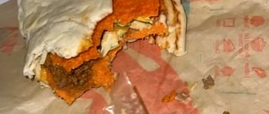 FOTO | Ce a găsit o clujeancă într-un preparat comandat la un restaurant de tip fast-food cu specific mexican. „Era să înghit otrava asta din poze”