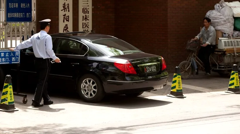 China investighează un incident în care mașina ambasadorului american a fost atacată la Beijing 